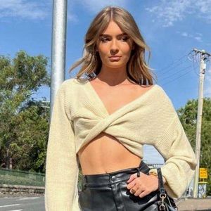 Cropped front twist beige sweater